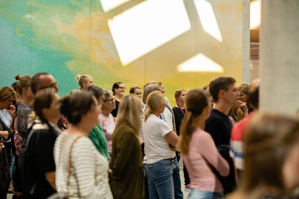 Billede af mennesker der lytter