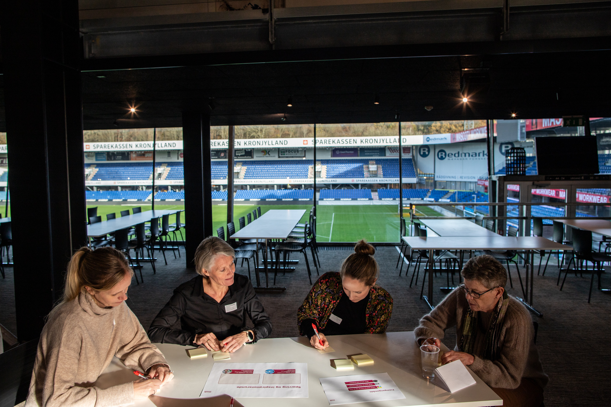 Billede af fire personer i gruppearbejde