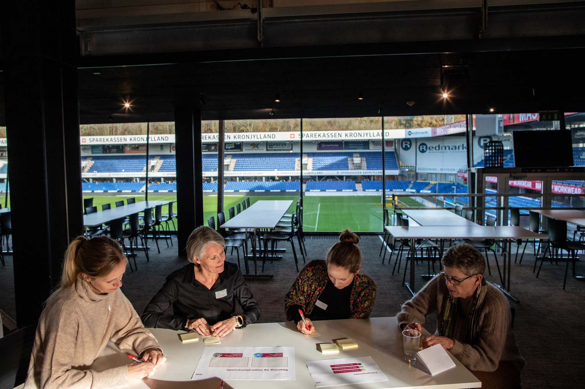 Billede af fire personer i gruppearbejde