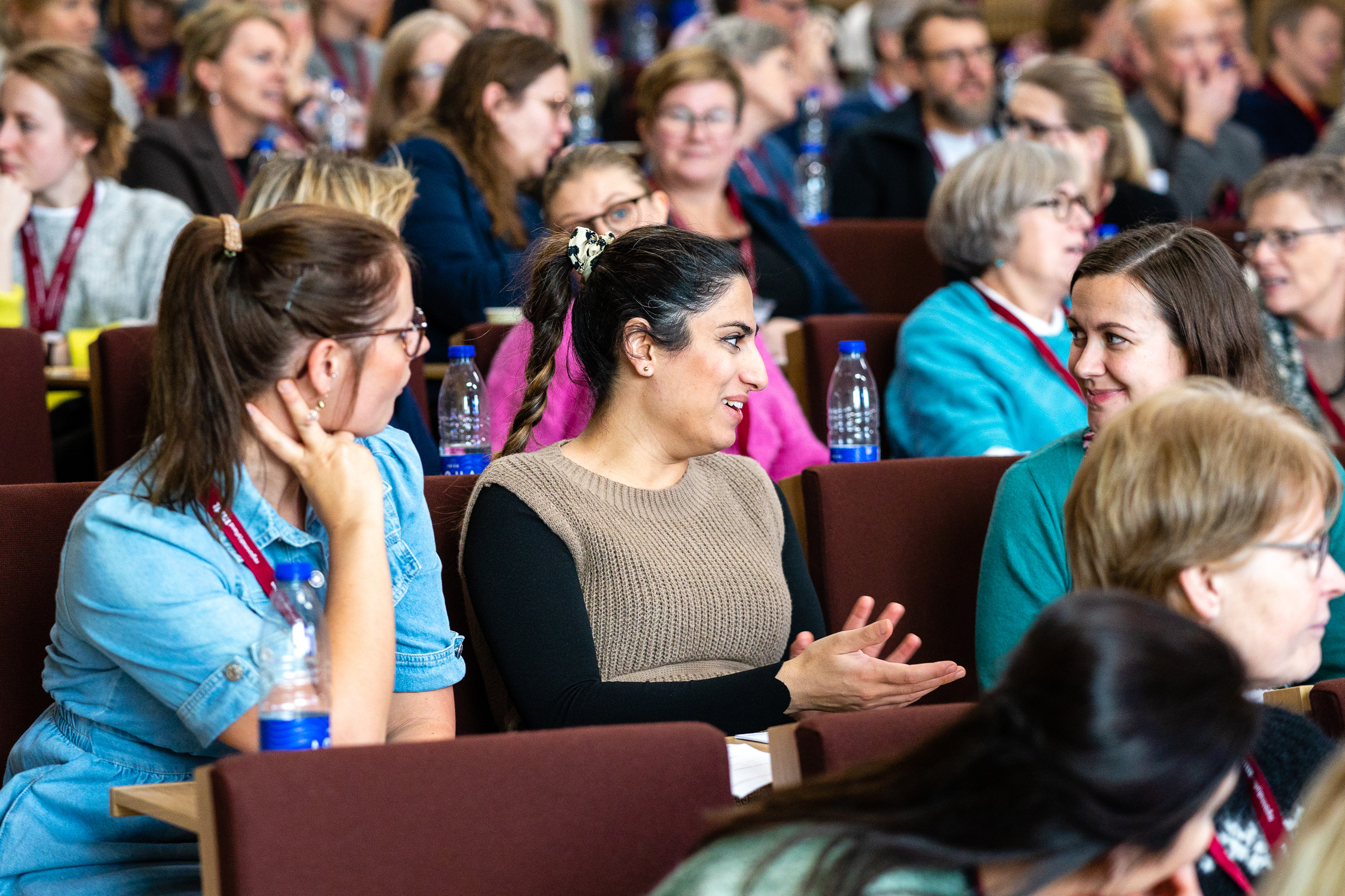 Billede af mennesker i et auditorium
