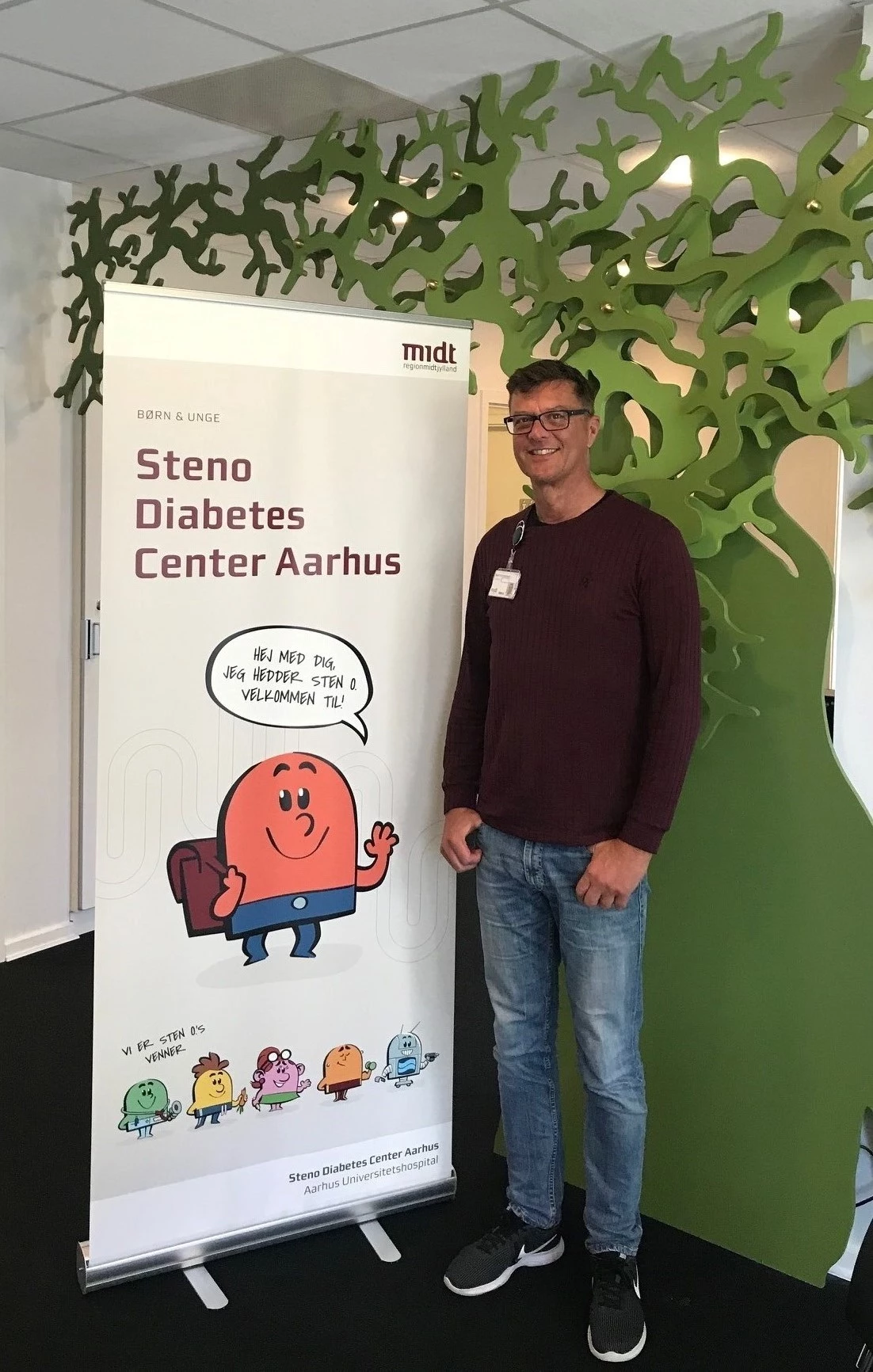 Sten-O byder velkommen i børn- og ungeklinikken i Steno Diabetes Center Aarhus. Her sammen med Kurt Kristensen, overlæge og idémanden bag Sten-O.