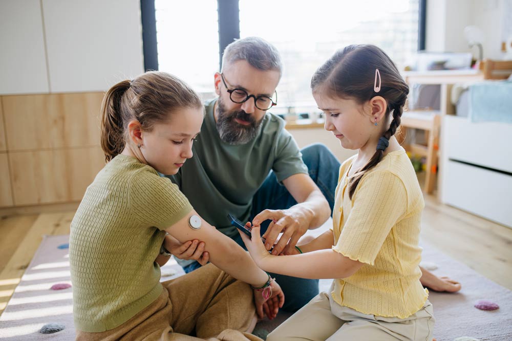 Billede af en far med to børn
