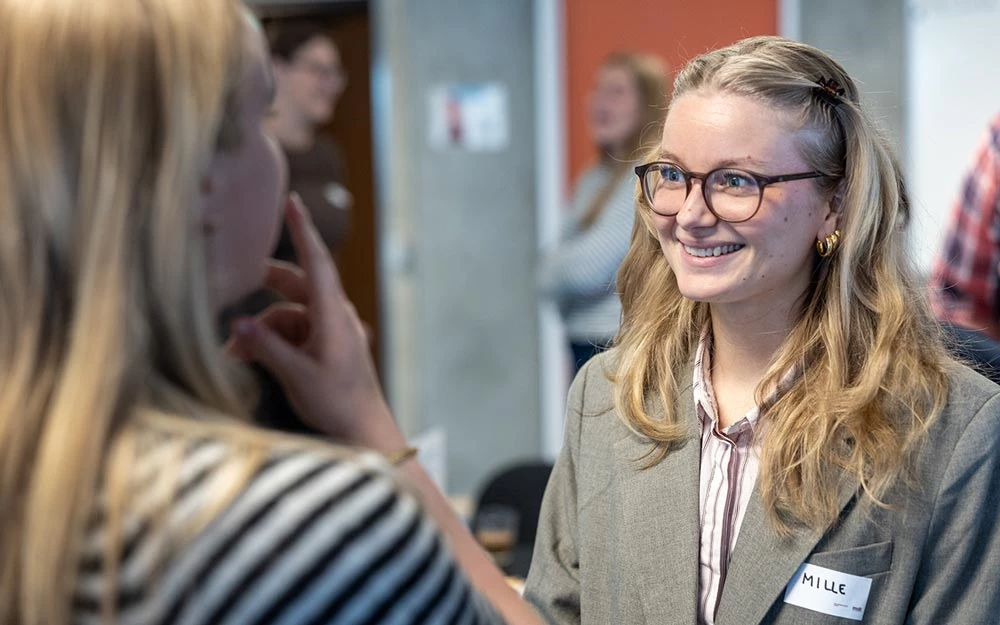 Billede af to unge i samtale