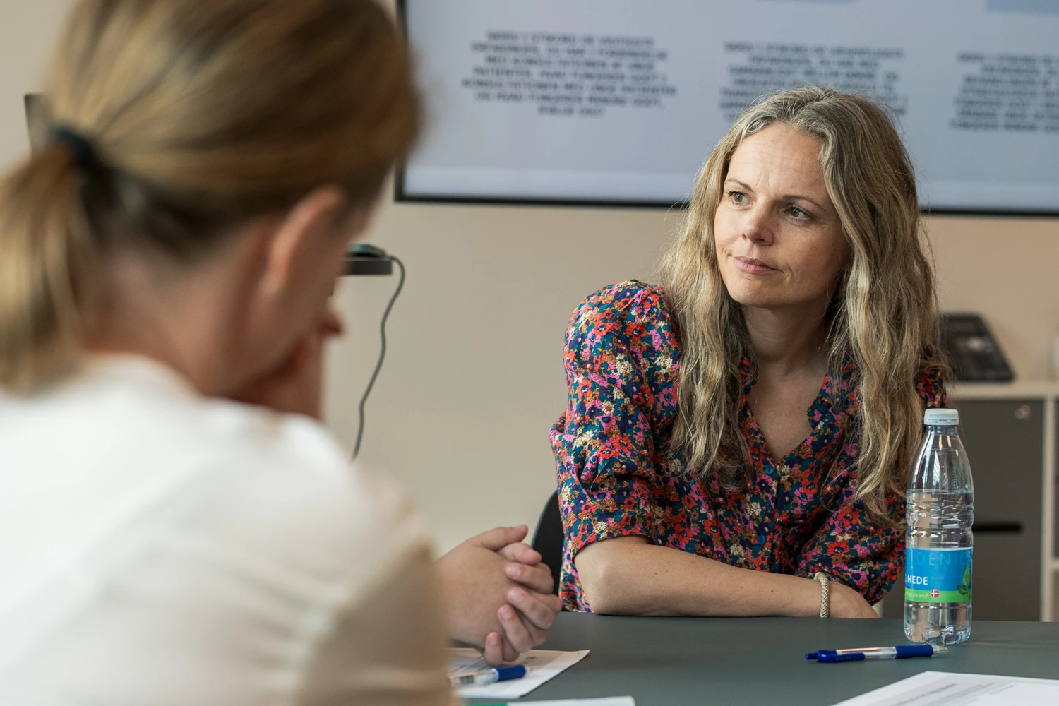 Tre personer i mødelokale