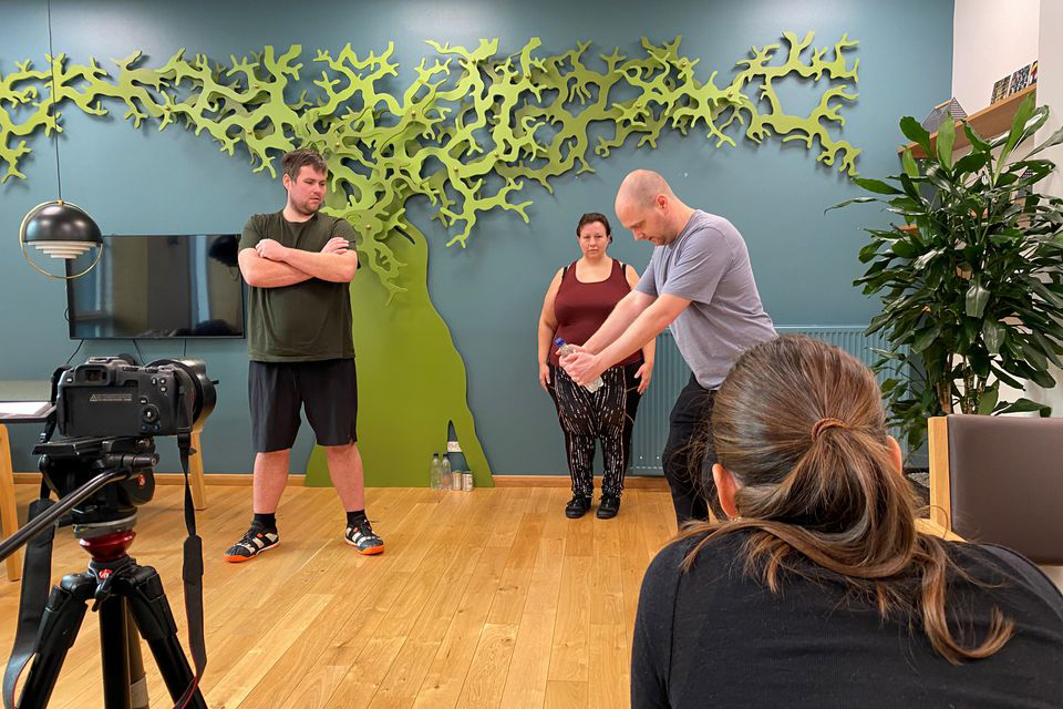 Billede af mennesker med svær overvægt, der træner