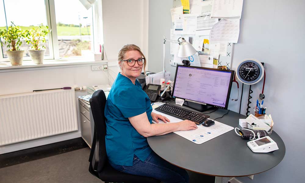 Billede af sundhedsperson, der arbejder med platformen SAMBLIK