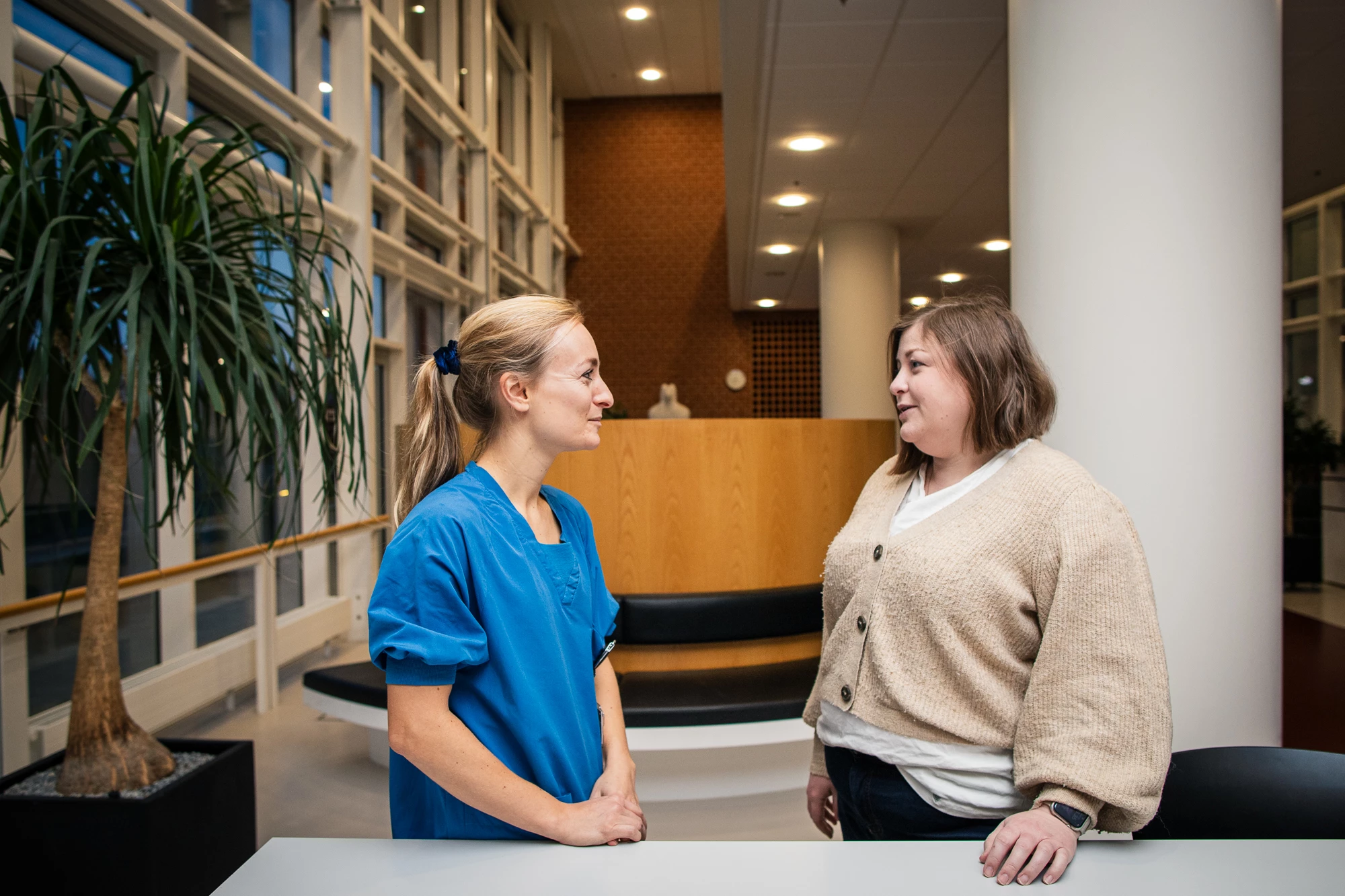 Patient i samtale med læge