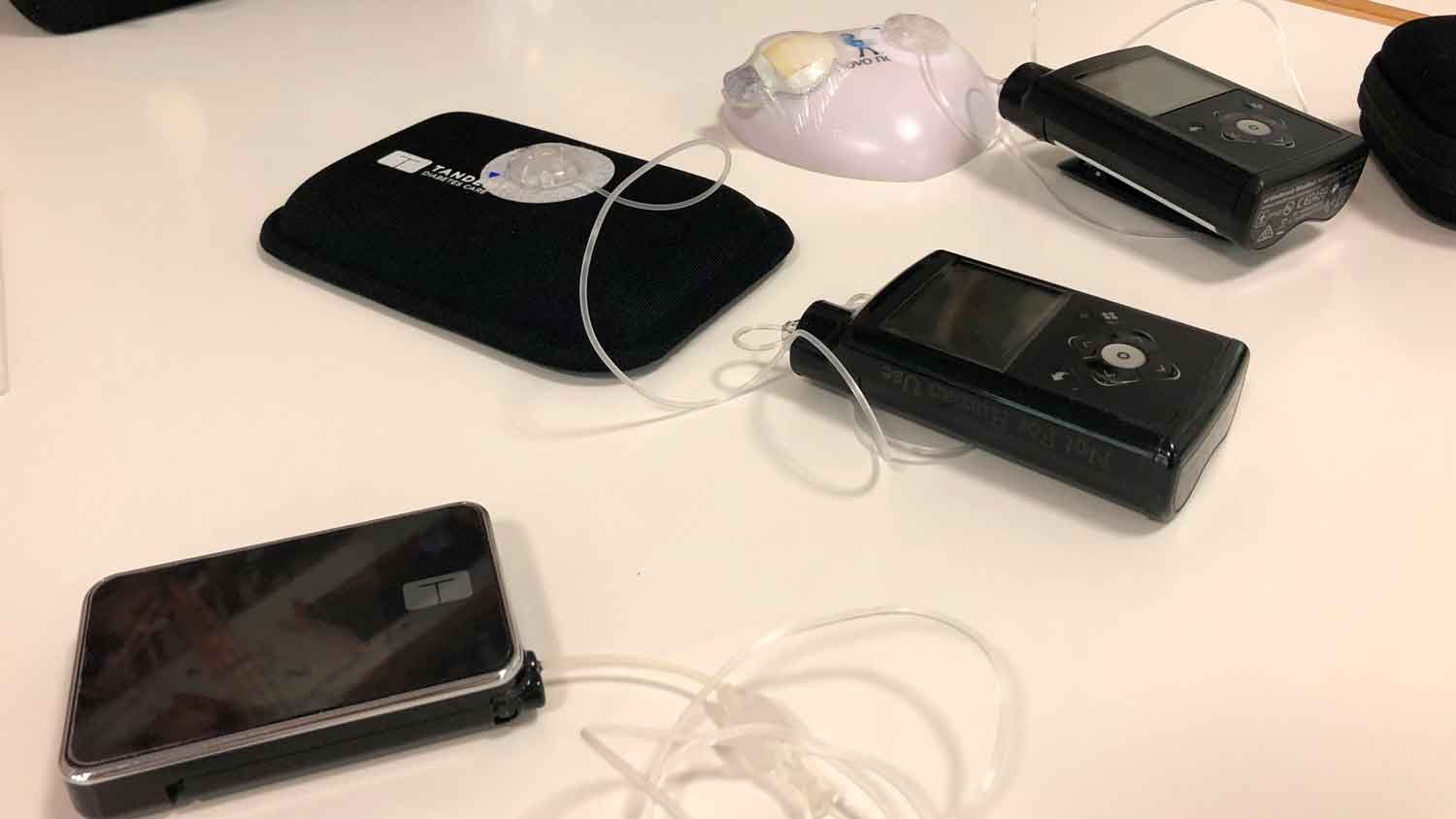 Insulinpumper ligger på bord