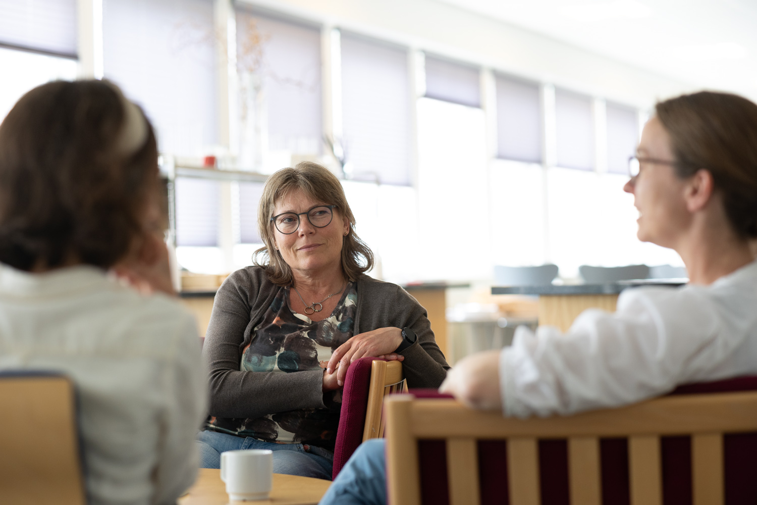 Medarbejdere i samtale