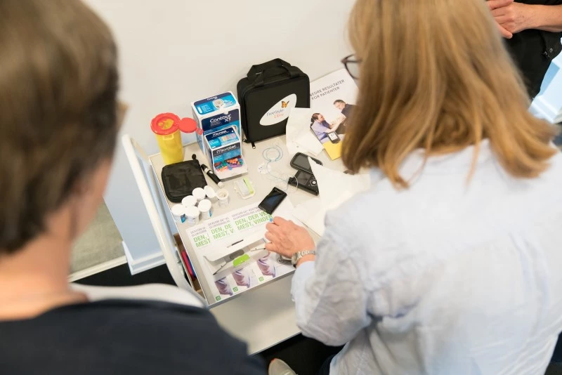 Billede af mennesker der lytter til tale