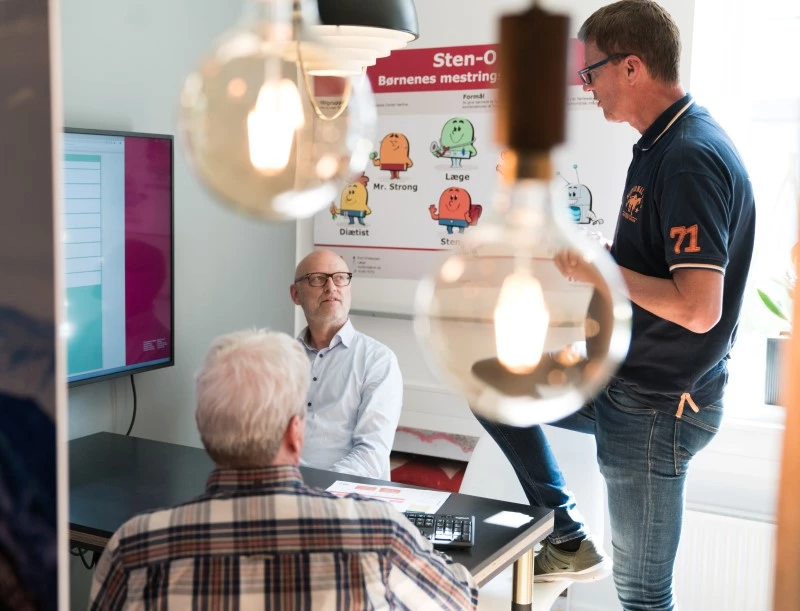 Billede af personer i samtale