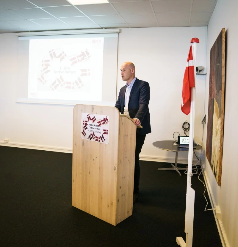 Billede af person, der holder åbningstale