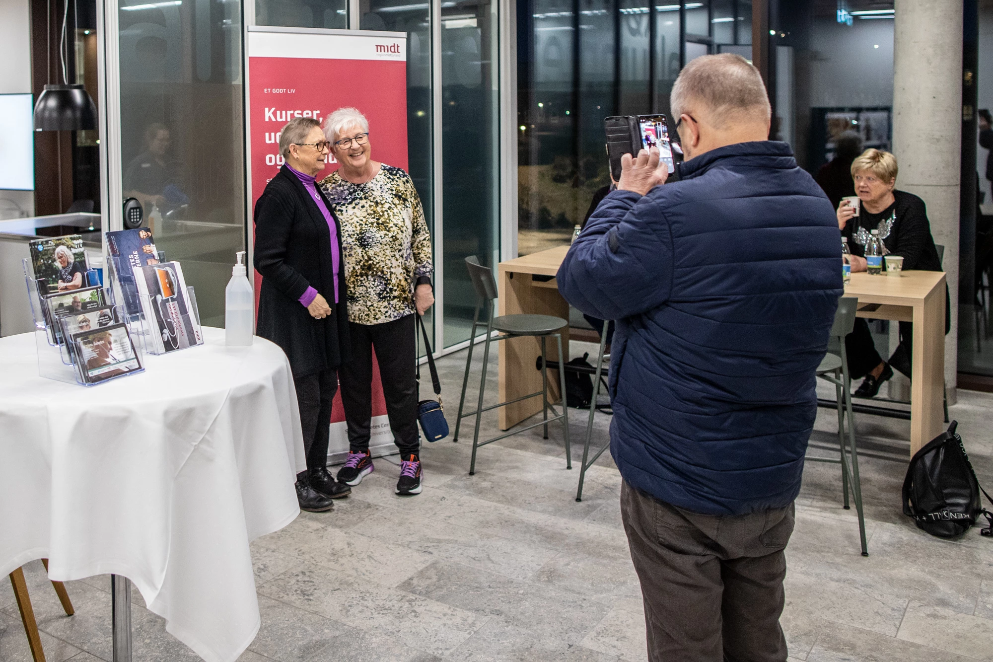 Billede af tre mennesker ved åbent hus