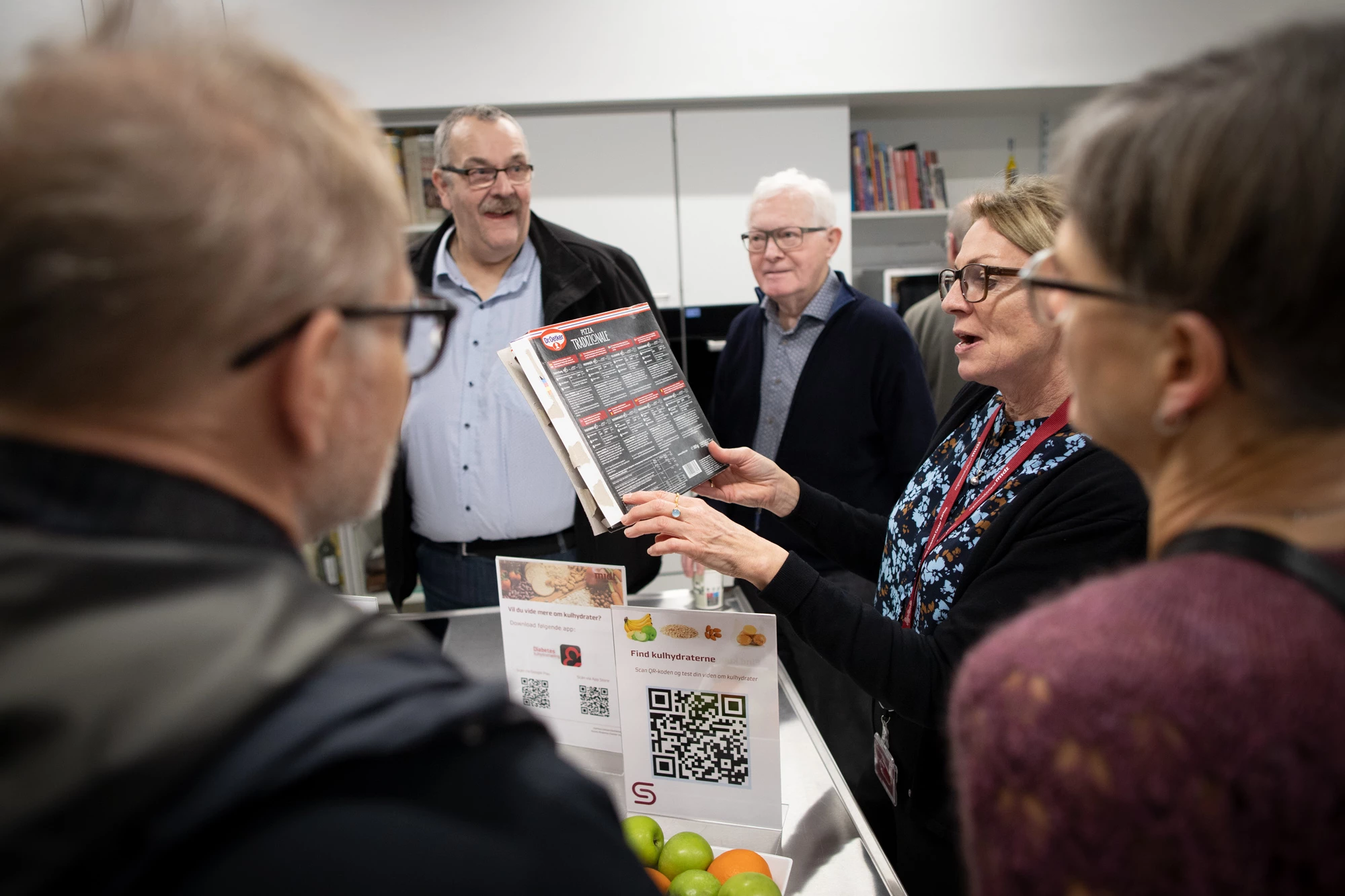 Billede af forsamling i foyer