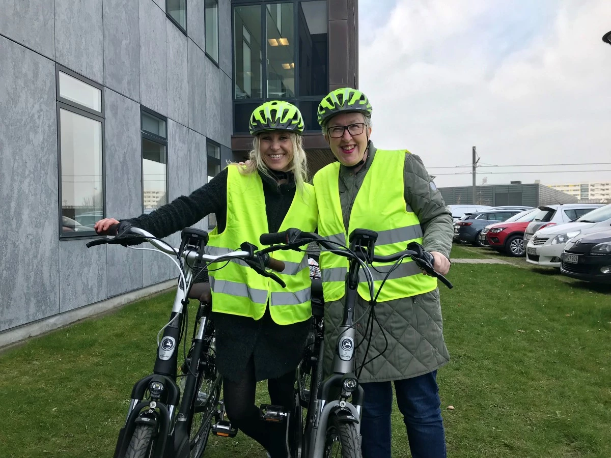 Billede af to sygeplejesker med cykler
