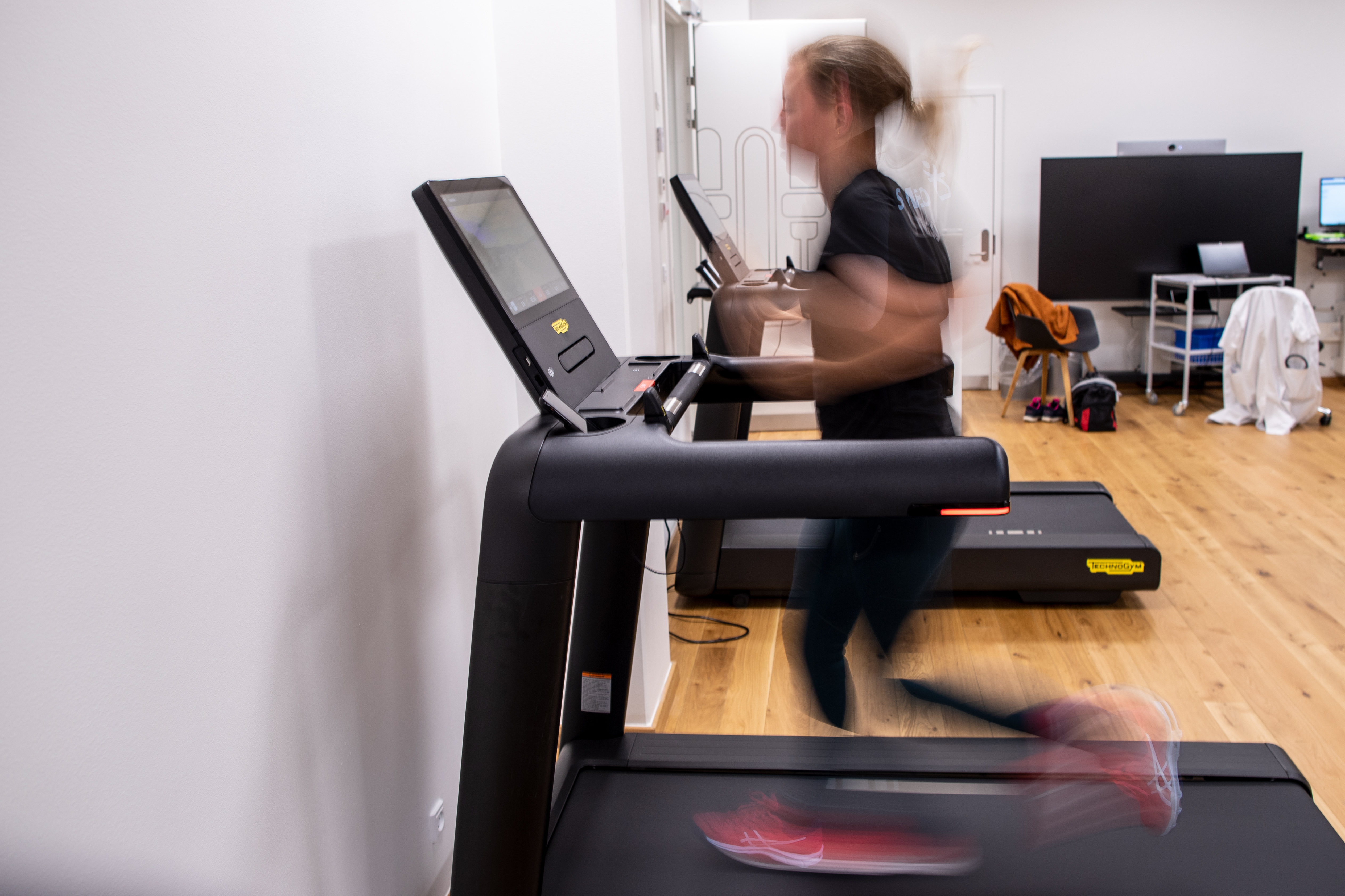 Billede af kvinde der løber på løbebånd