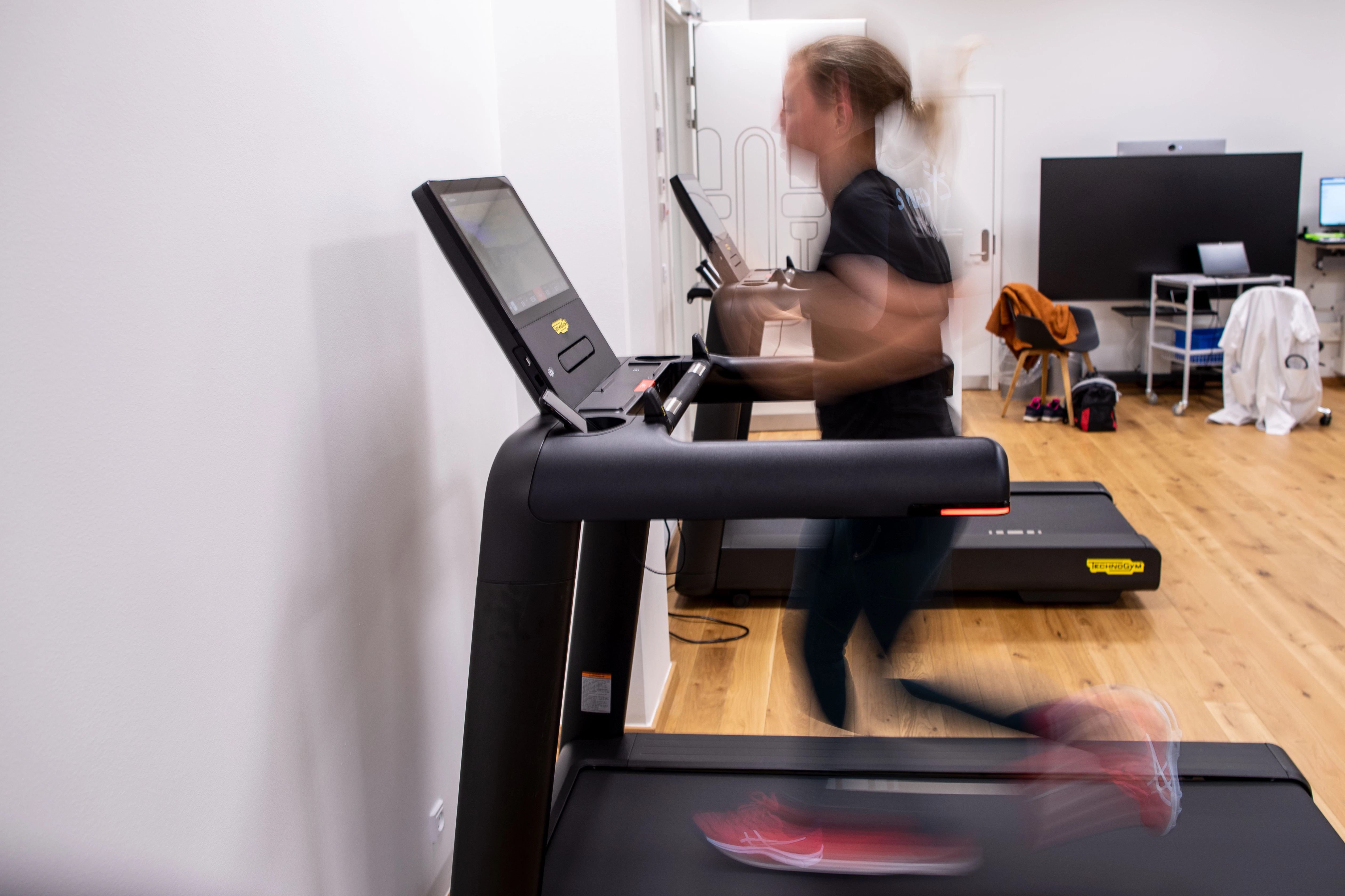 Billede af kvinde der løber på løbebånd