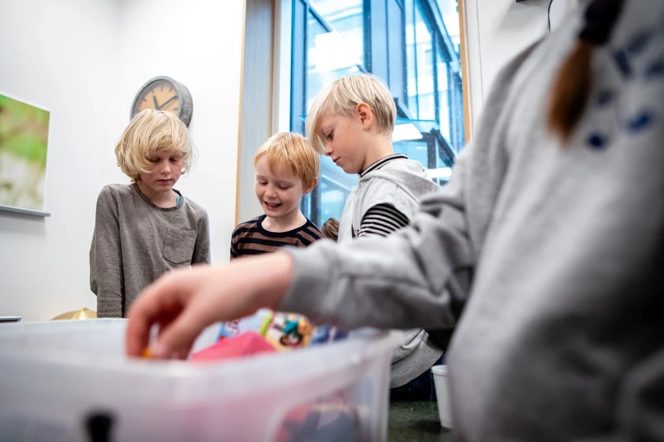 Børn med diabetes leger, mens de er i gruppekonsulation.