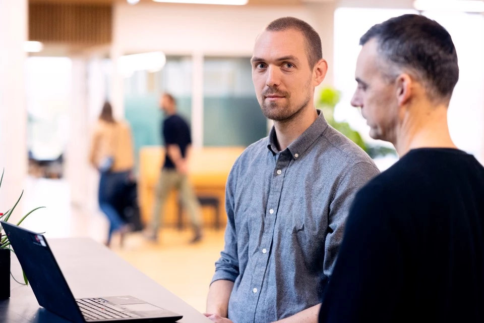 Klinisk forsker Anders Aasted Isaksen undersøger de nye data på computeren.
