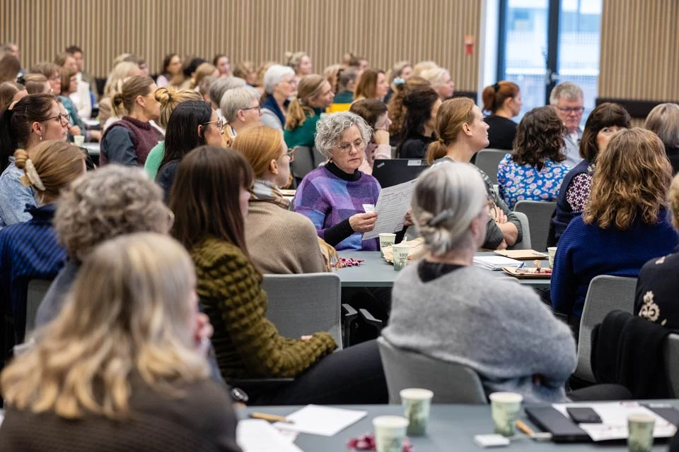 Billede af mennesker der lytter fra Regional udviklingsdag 2023