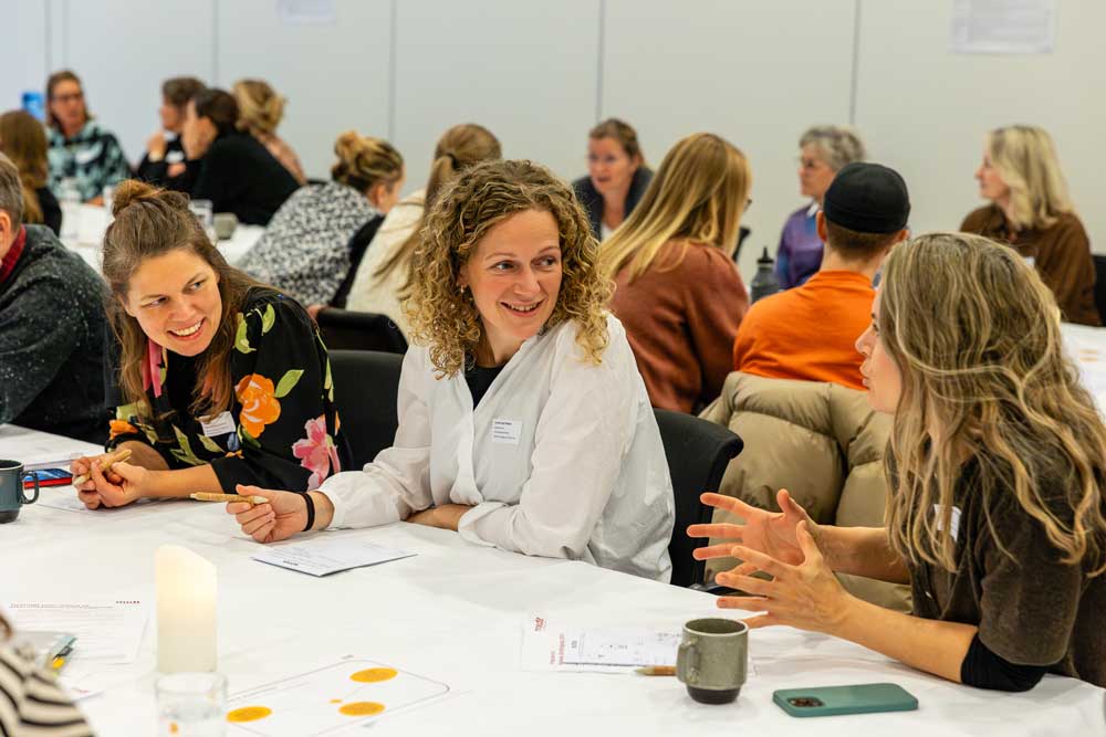 Billede af sundhedspersonale i dialog