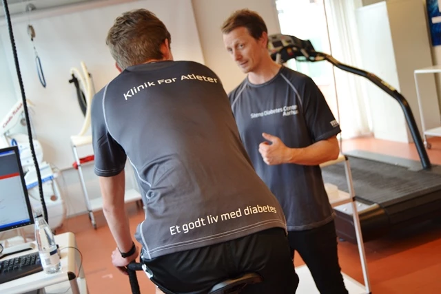 Billede af patient med diabetes der laver konditest