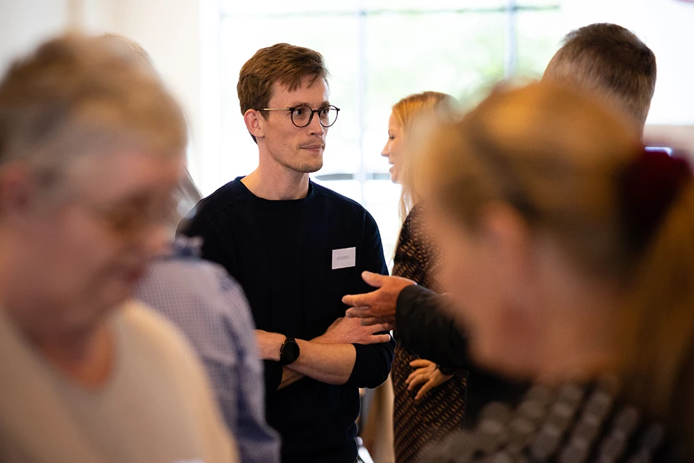 Billede af mennesker fra stenopanelet