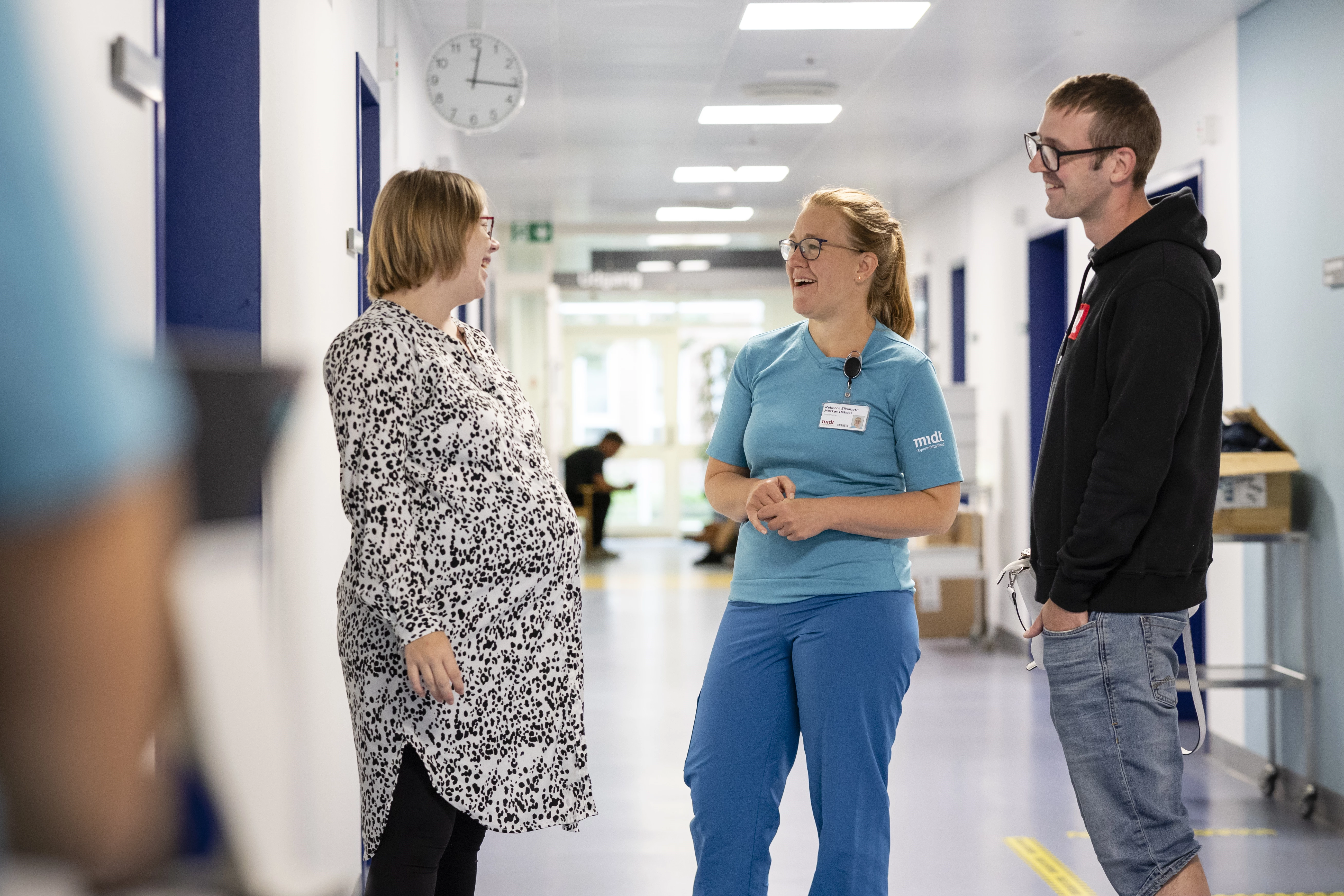 Gravid kvinde taler med læge