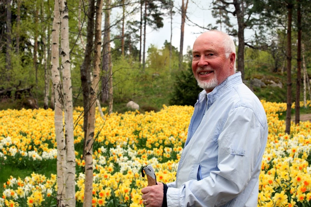 Mand går tur i naturen