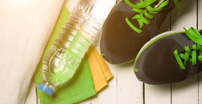 Billede af vandflaske, klude og sportssko