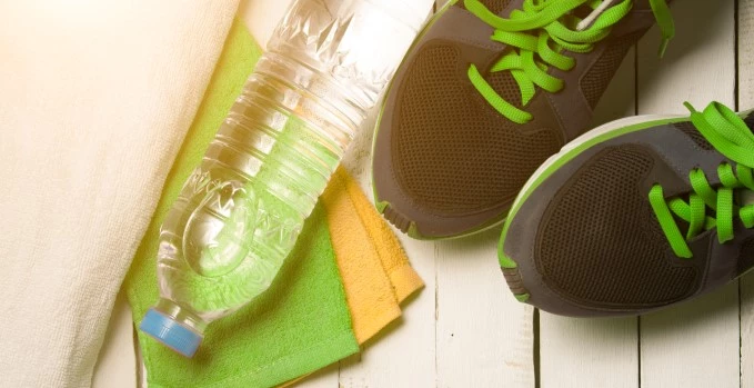 Billede af vandflaske, klude og sportssko