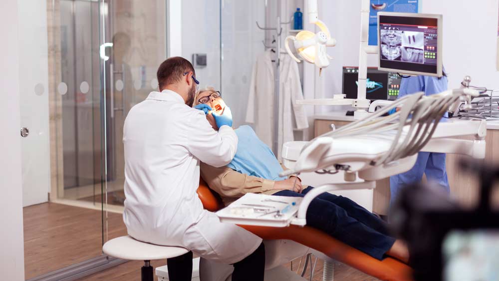 Tandlæge behandler patient